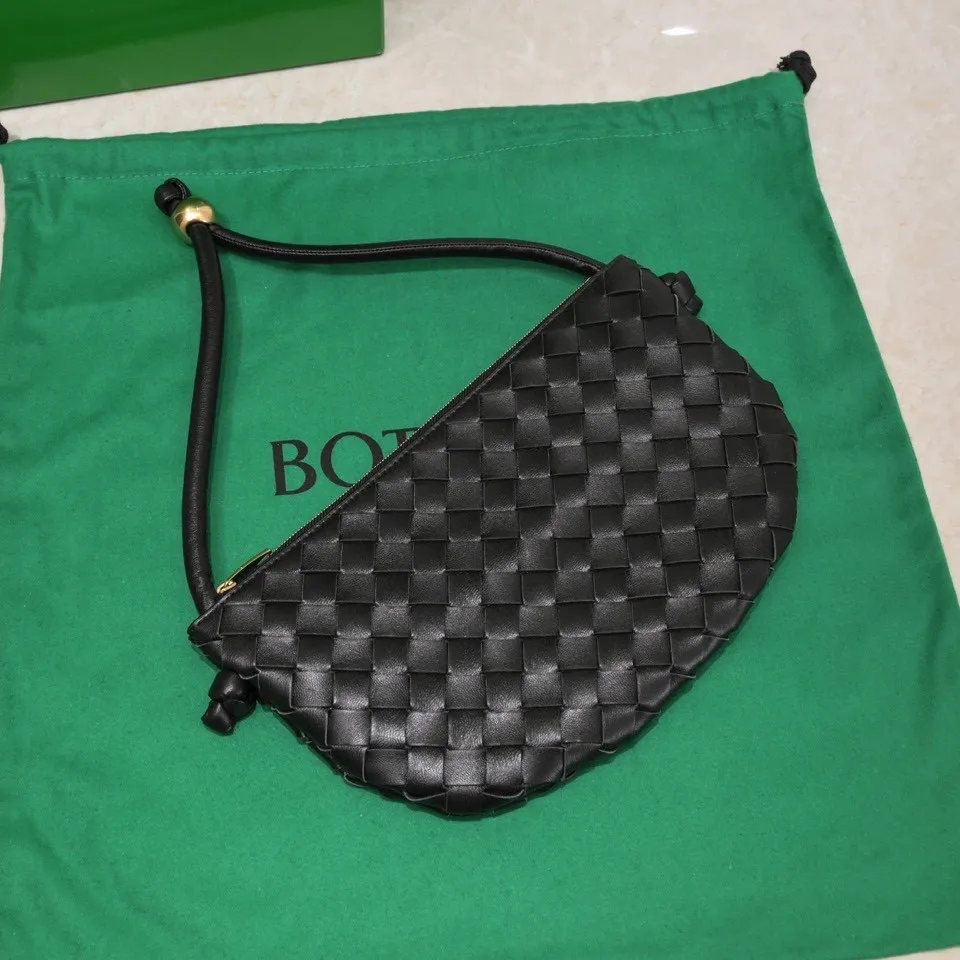 Batch 1220 BV has released new products. The small size TURN #recommended new hot style is still the classic woven logo that we can recognize at a glance. It is really a unique style that is familiar and unfamiliar! Made of sheepskin braiding, with beautiful gold beads on the shoulder straps for free adjustment. You can switch between the shoulder bag and the handbag at will. It has a concave and convex shape anytime and anywhere. It is a practical king with a unique personality. It also has the right color combination that can be sweet or salty. It is full of style. It is a beautiful summer catwalk style. Pull it out quickly. Small size: 29*3*19. Model: 6699-2#